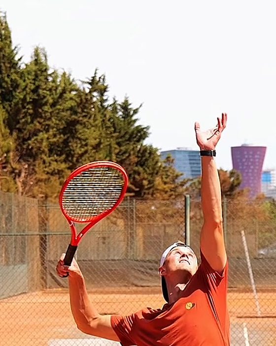 Pavel Viks in the trophy position, hitting elbow at shoulder height