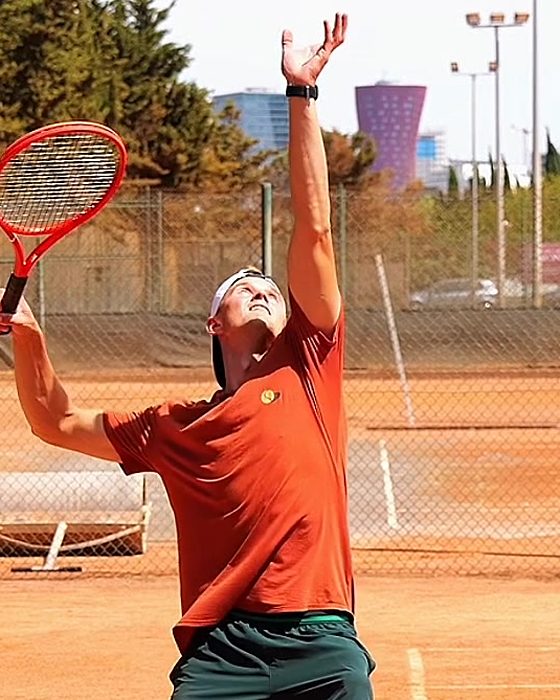 Pavel Viks with his tossing arm straight up, front shoulder above the hitting shoulder